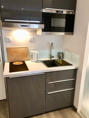 Fridge, microwave, stovetop, coffee/tea maker - Appartement des Teinturiers - air conditioning and terrace (Avignon)