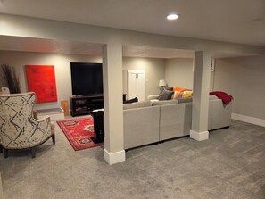 Living area - 3-bedroom house in beautiful Omaha with cozy living spaces (Omaha)