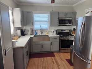 Private kitchen - 3-bedroom house in beautiful Omaha with cozy living spaces (Omaha)