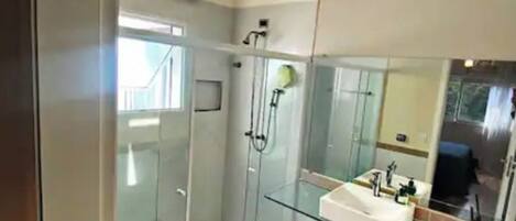 Dusche, Whirlpool, Haartrockner, Handtücher