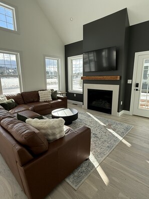 Living area - White Mountains Golf & Ski House at Owls Nest Resort & Spa (Thornton)