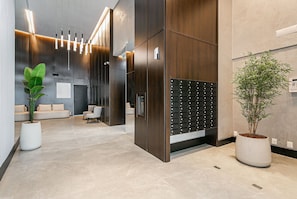 Eine moderne Lobby mit Empfangstresen, Sitzgelegenheiten und einer Pflanze.