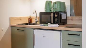 Cafetière/bouilloire, réfrigérateur, micro-ondes, grille-pain