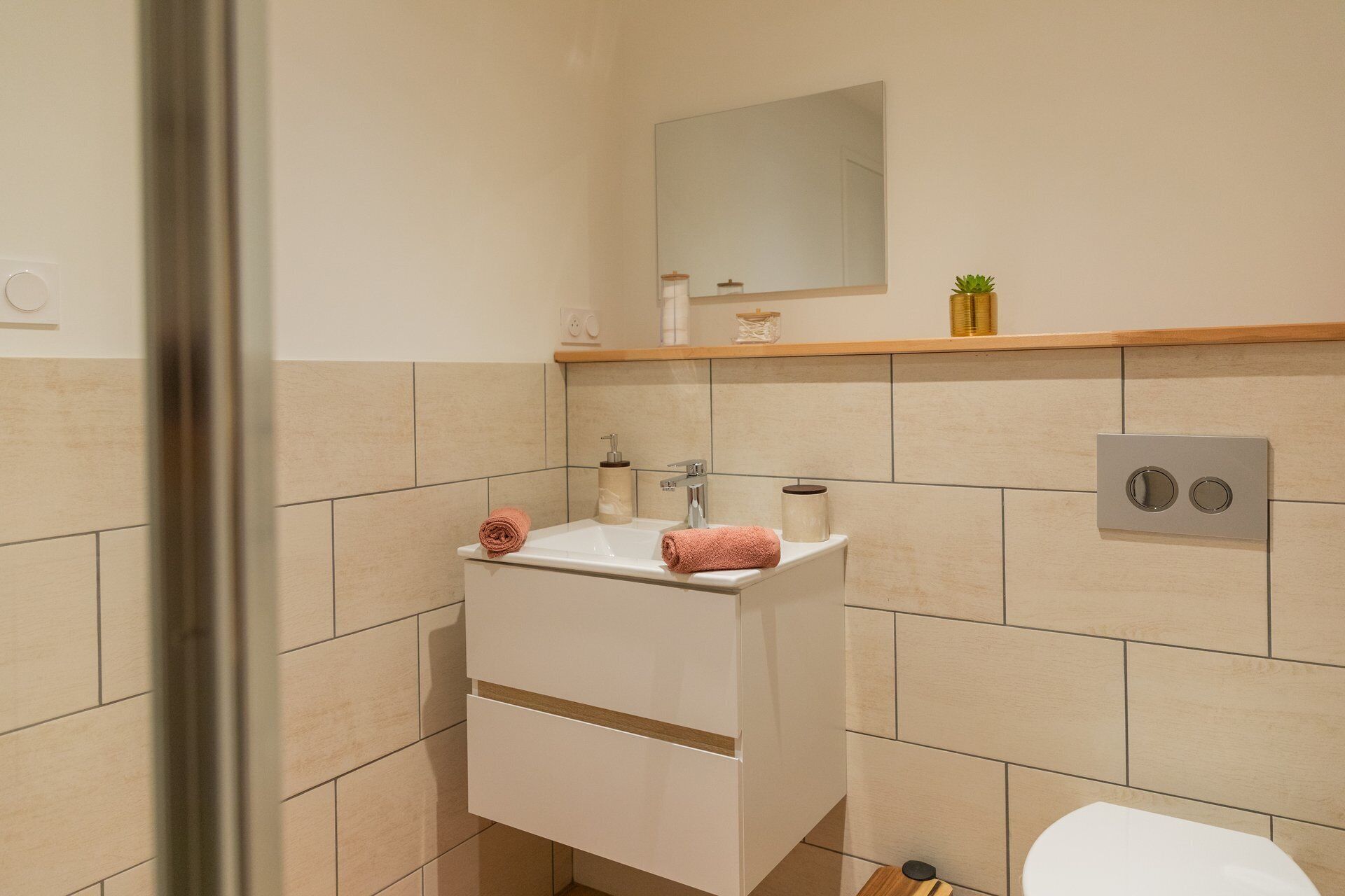 Douche, sèche-cheveux, serviettes fournies