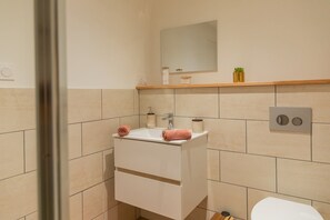 Douche, sèche-cheveux, serviettes fournies