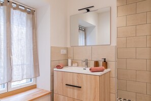 Douche, sèche-cheveux, serviettes fournies