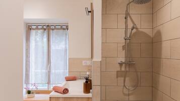 Douche, sèche-cheveux, serviettes fournies