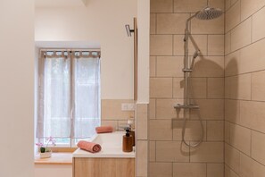 Douche, sèche-cheveux, serviettes fournies