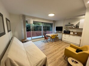 TV - Studio with terrace, 200m from the beach (Anglet)