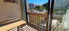 Interior - Studio with Balcony, Pool & Parking. (Fréjus)