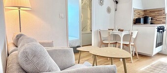 Bright Studio: Seafront, Balcony & Parking