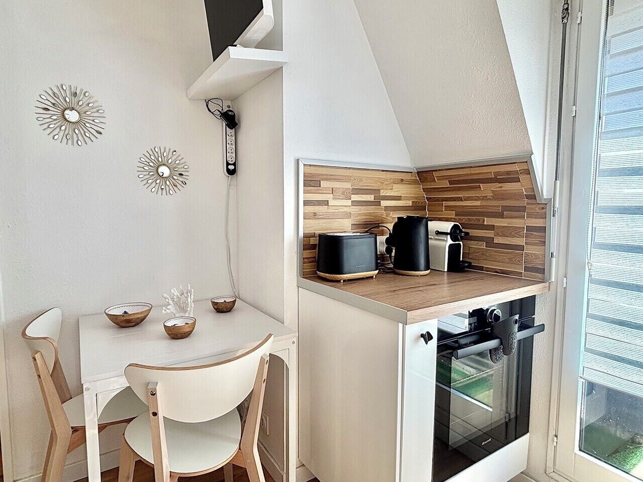Een koffiezetapparaat/waterkoker, een koelkast, een oven, een vaatwasser