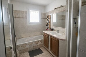 Shower, hair dryer, towels - Provençal villa of 140 m² with private pool (Lorgues)
