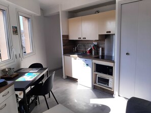 Private kitchen - Bright studio, 300m from beach with balcony (Fréjus)