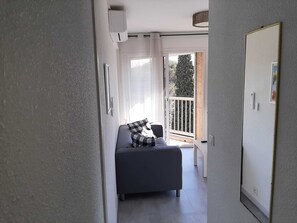 Living area - Bright studio, 300m from beach with balcony (Fréjus)