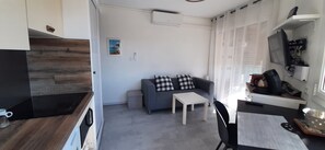 Interior - Bright studio, 300m from beach with balcony (Fréjus)
