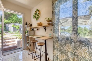 Interior - Bed and Breakfast 'Les Vignes' with Mountain View, Wi-Fi and Air Conditioning (Puisserguier)