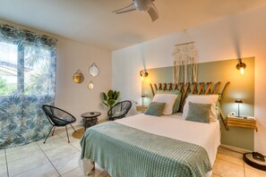 Room - Bed and Breakfast 'Les Vignes' with Mountain View, Wi-Fi and Air Conditioning (Puisserguier)