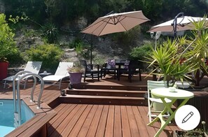 Outdoor dining - Bed and Breakfast 'Les Vignes' with Mountain View, Wi-Fi and Air Conditioning (Puisserguier)