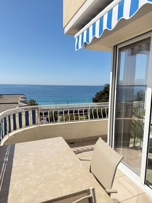 Outdoor dining - Vrbo Property (Cannes)