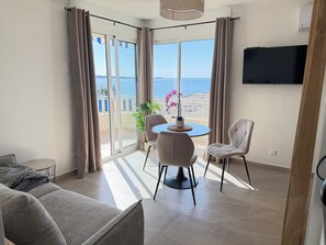 Living area - BEAUTIFUL STUDIO SLEEPS 4 SEA VIEW CANNES (Cannes)