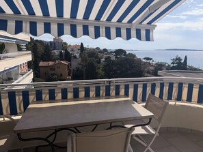 Outdoor dining - Vrbo Property (Cannes)