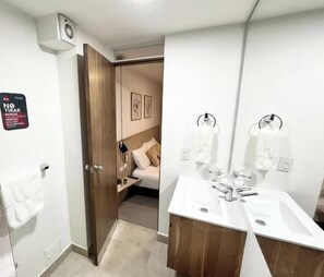 Bathroom - Reset Hotel Coworking Cafe (Cali)