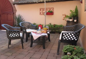 Outdoor dining - La Cour des Amis – Private Guest Room with Breakfast (Vendenheim)