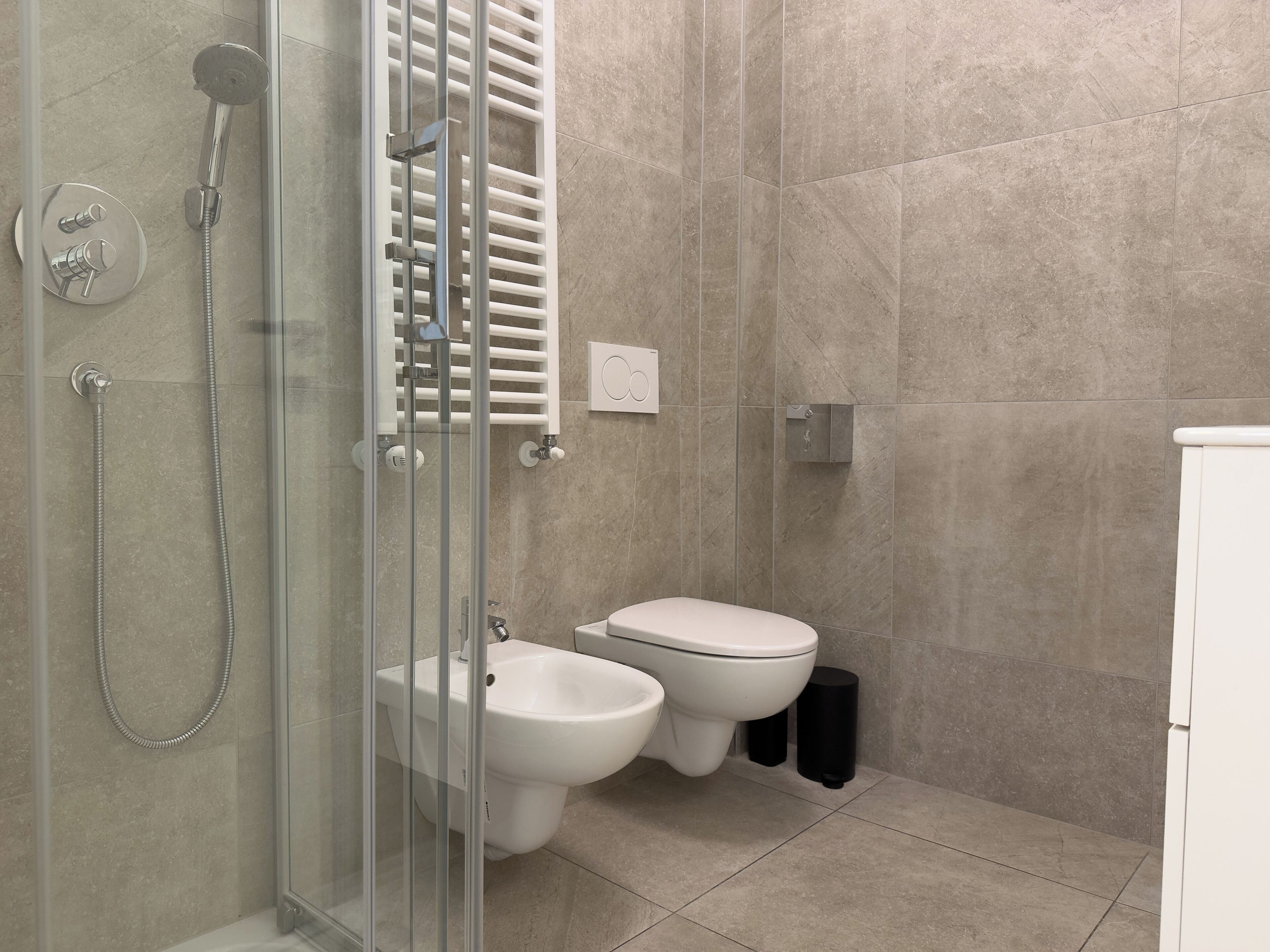 Deluxe-Studio | Badezimmer | Dusche, Haartrockner, Handtücher, Seife