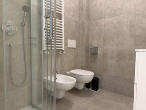 Estudio Deluxe | Baño | Regadera, secadora de cabello, toallas, jabón