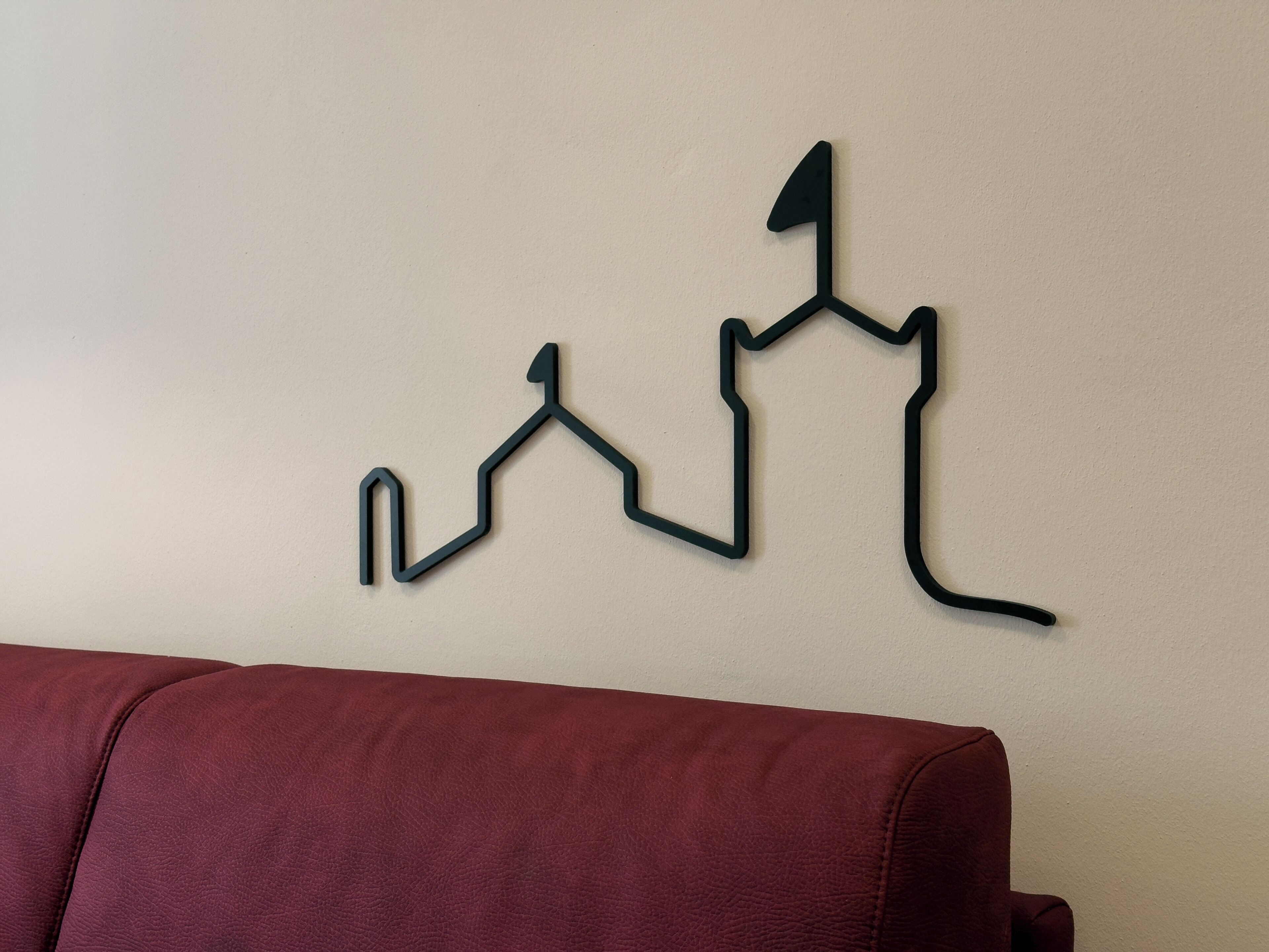 Une œuvre d’art abstraite fixée au mur.