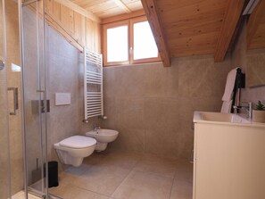 Habitación junior | Baño | Regadera, secadora de cabello, toallas, jabón 