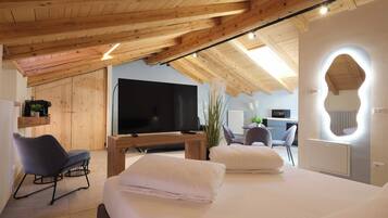 Junior Room | Desk, laptop workspace, free WiFi