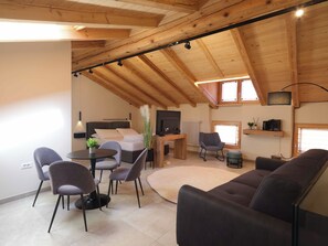 Habitación junior | Escritorio, espacio para trabajar con laptop y wifi gratis