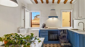Fridge, oven, stovetop, dishwasher - Queen Home Monica - One Bedroom Apartment, Sleeps 5 (Chioggia)
