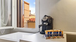Una macchina da caffè su un bancone con vista su edifici.