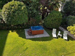Outdoor spa tub - Pina Apartment - Villa Elisa near Venice with garden & free parking (Spinea)