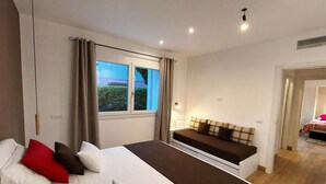 Ein Schlafzimmer mit Bett, Nachttisch und einem fenster mit Vorhängen.
