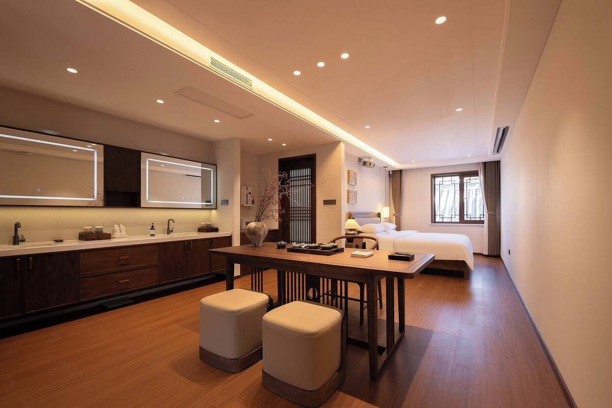 Phòng Suite Cao cấp, quang cảnh vườn | Minibar, bàn, khu vực làm việc phù hợp cho laptop, màn/rèm cản sáng 