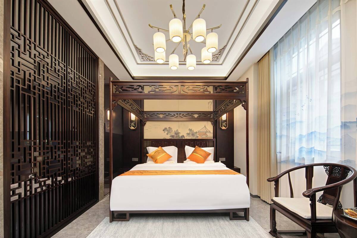 Phòng đôi phong cách lãng mạn, quang cảnh vườn | Minibar, bàn, khu vực làm việc phù hợp cho laptop, màn/rèm cản sáng 
