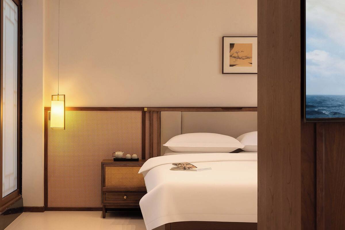 Phòng Suite dành cho gia đình, quang cảnh vườn | Minibar, bàn, khu vực làm việc phù hợp cho laptop, màn/rèm cản sáng 
