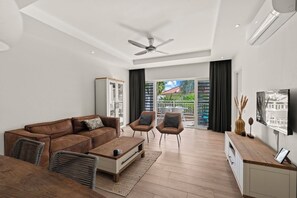Smart TV, books - Luxury New 2BR Apartment near Blue Bay Beach, 20m Pool, Sleeps max 4 (Sint Michiel)