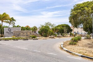 Une route menant à un bâtiment sur lequel on peut lire l’inscription « Blue Bay ».