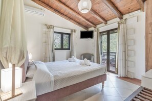 Room - Villa “Neriana - Garden Paradise” with Mountain View, Wi-Fi and Air Conditioning (Chania Town)
