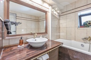 Bathroom - Villa “Neriana - Garden Paradise” with Mountain View, Wi-Fi and Air Conditioning (Chania Town)