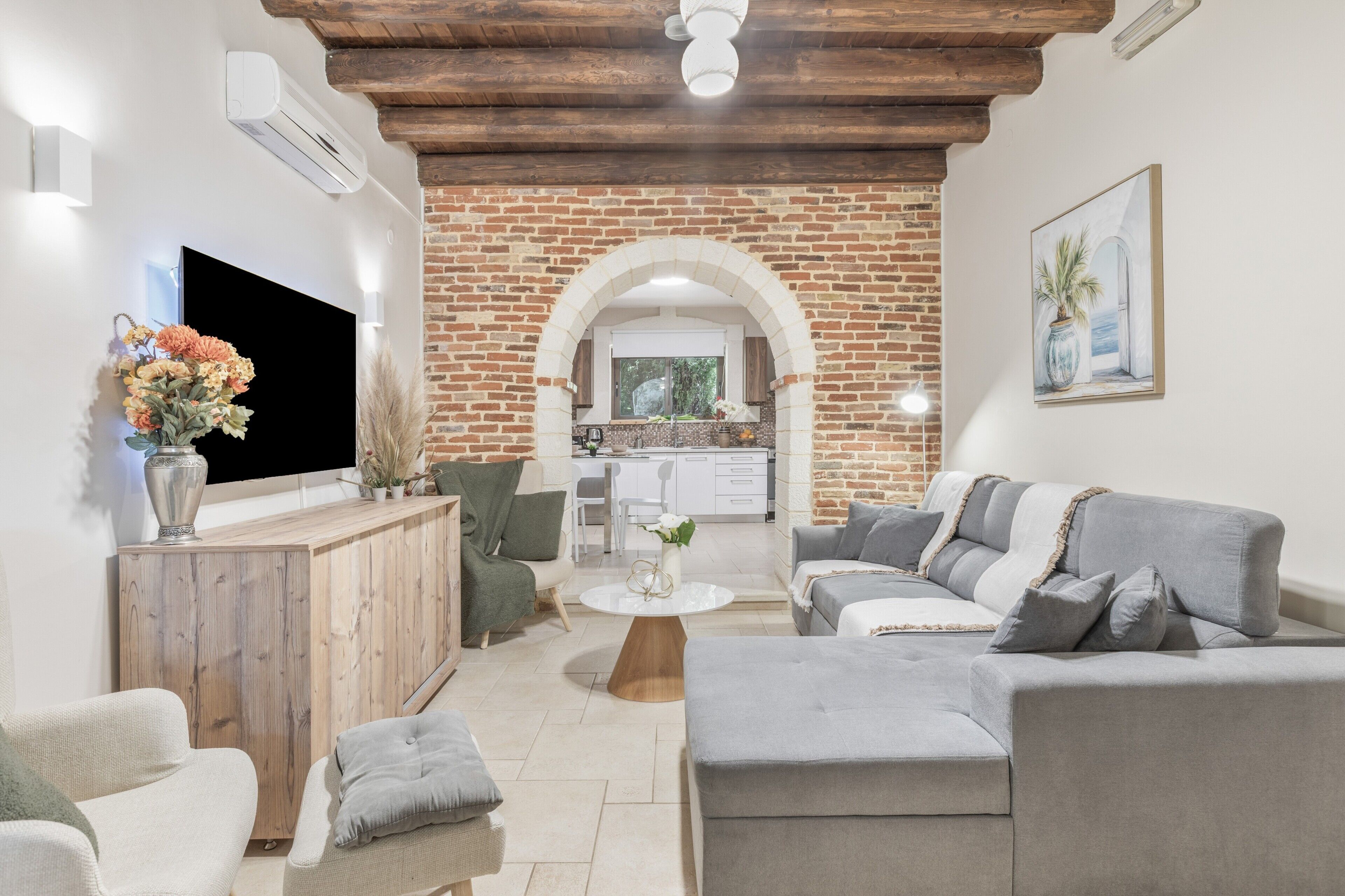 TV, fireplace