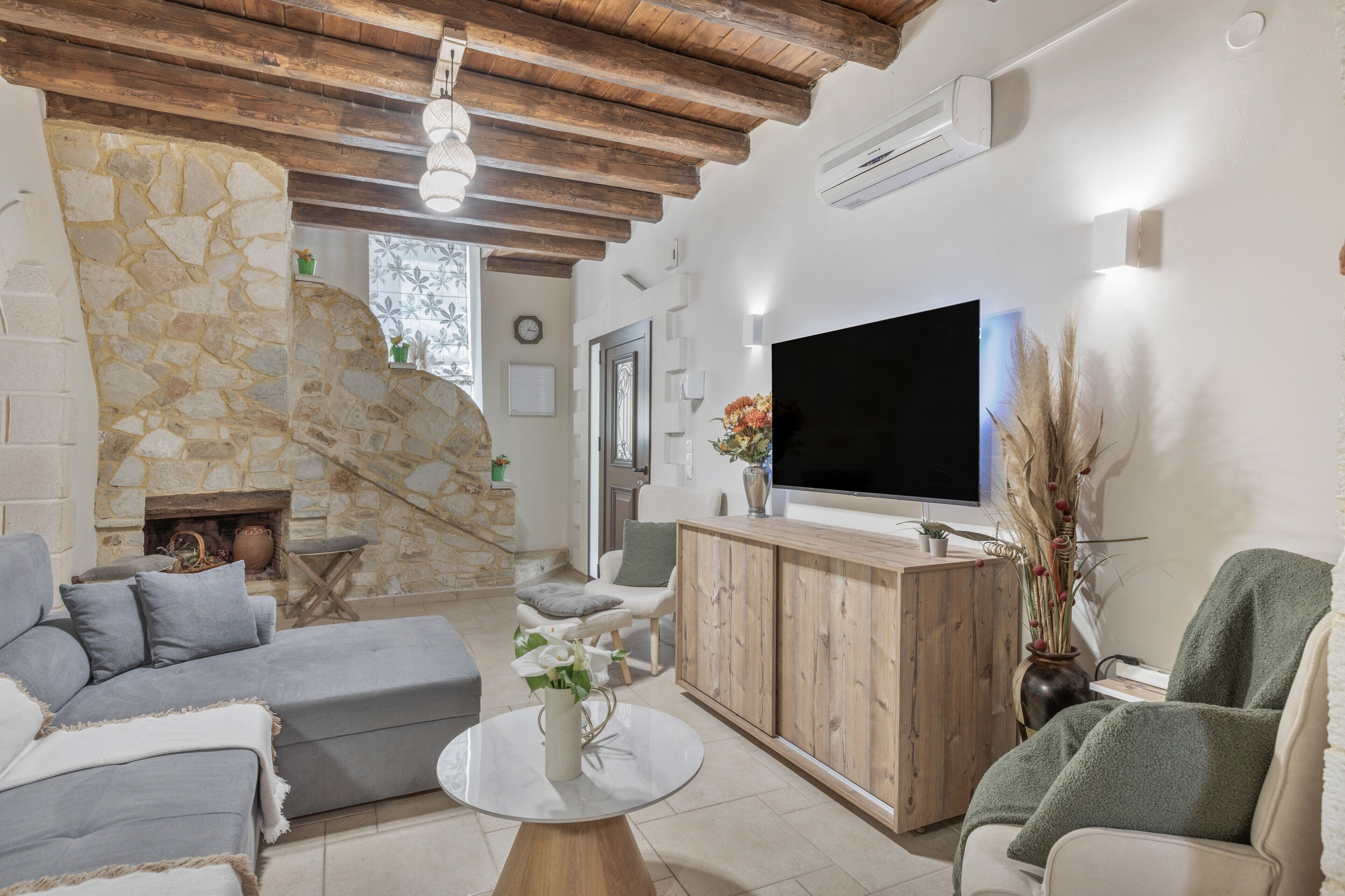 TV, fireplace