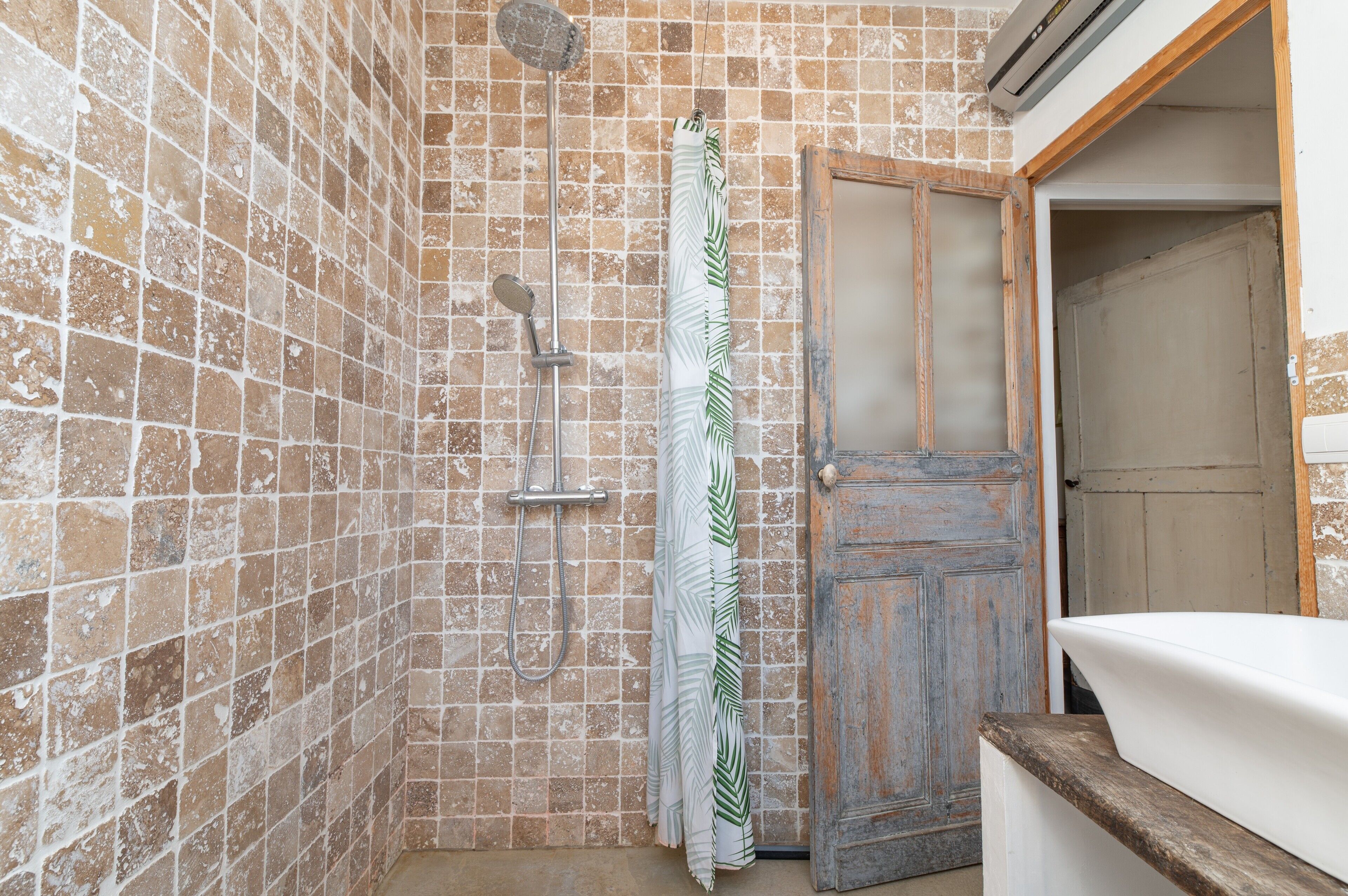 Douche, serviettes fournies