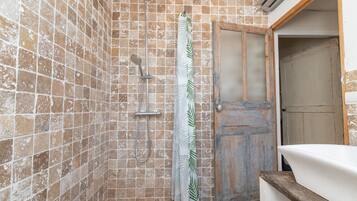 Douche, serviettes fournies