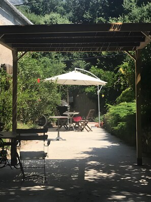 Outdoor dining - Apartment 'La Terrasse' with Mountain View and Wi-Fi (Patrimonio)